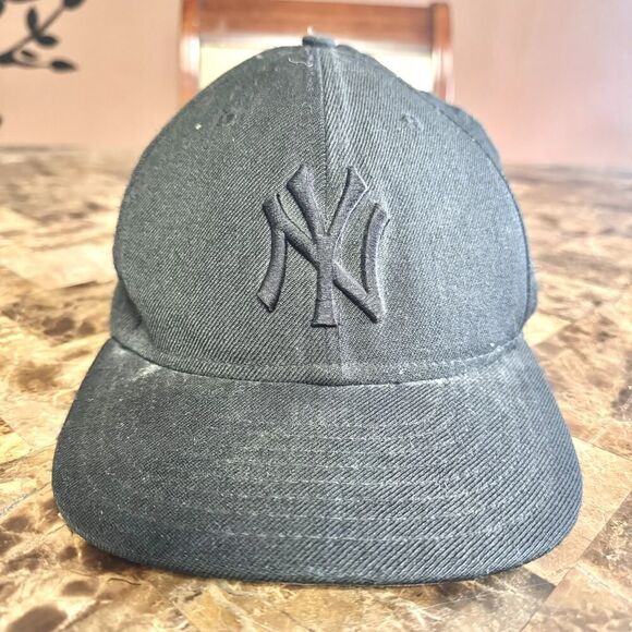 59Fifty MLB New York Yankees Triple Black Mens Fitted Hat Cap Size 8 - Picture 3 of 10